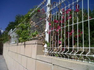 valla de jardin con malla